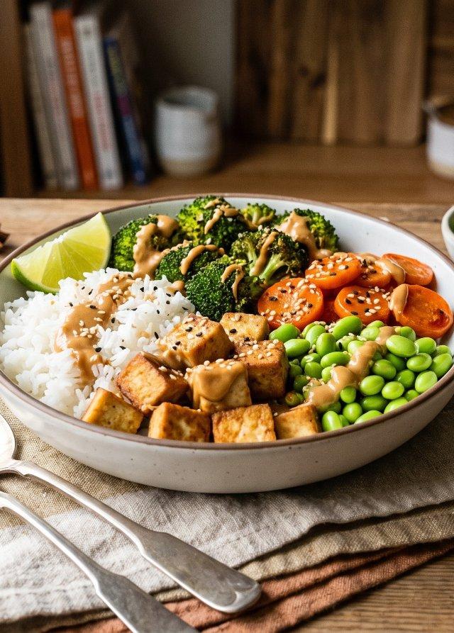 Buddha bowl con salsa de cacahuete