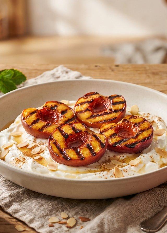 Gegrillte Pfirsiche mit Honig und Joghurt