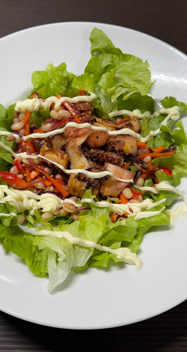 Gebratener Pulpo auf gemischtem Salat