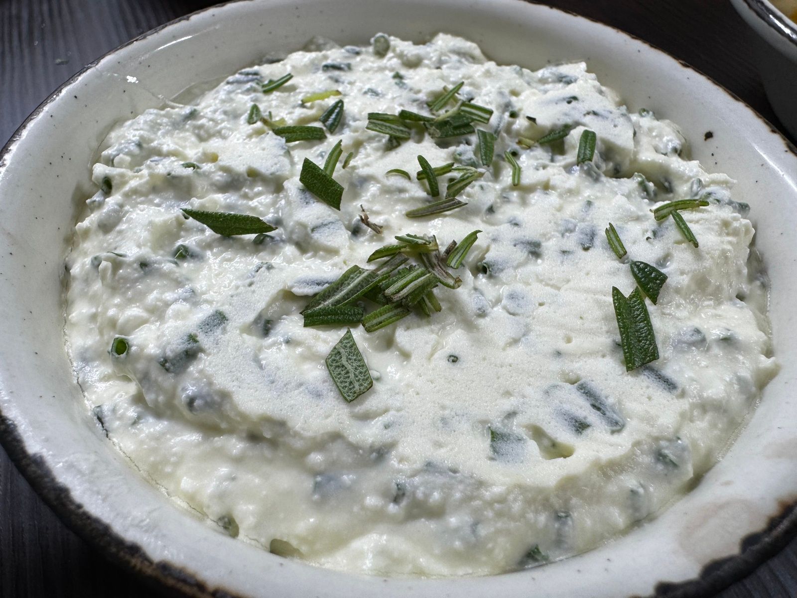 Pikanter Ziegenkäse mit Schnittlauch und etwas Rosmarin