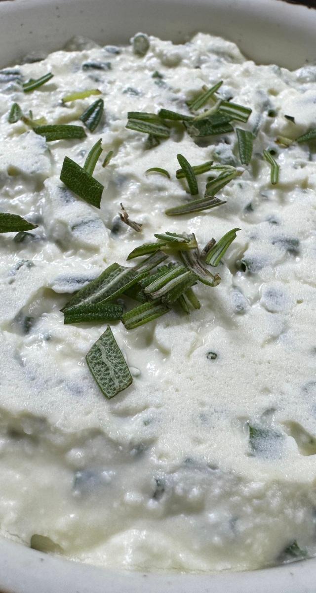 Pikanter Ziegenkäse mit Schnittlauch und etwas Rosmarin