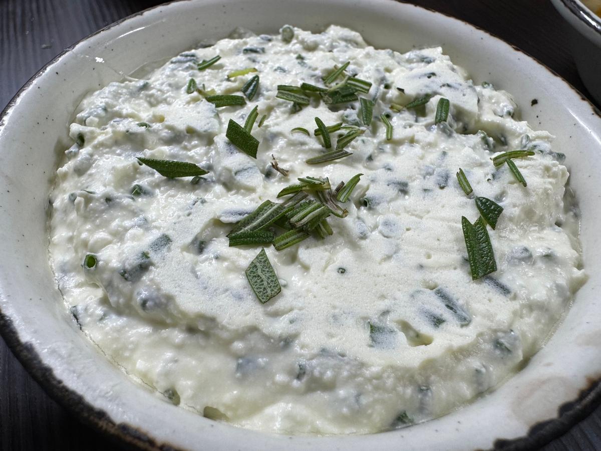 Pikanter Ziegenkäse mit Schnittlauch und etwas Rosmarin