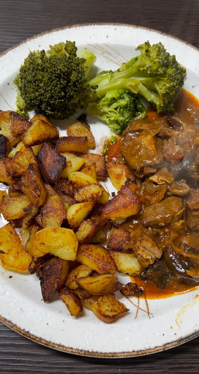 Gulasch mit Waldpilzen und Sauerkraut