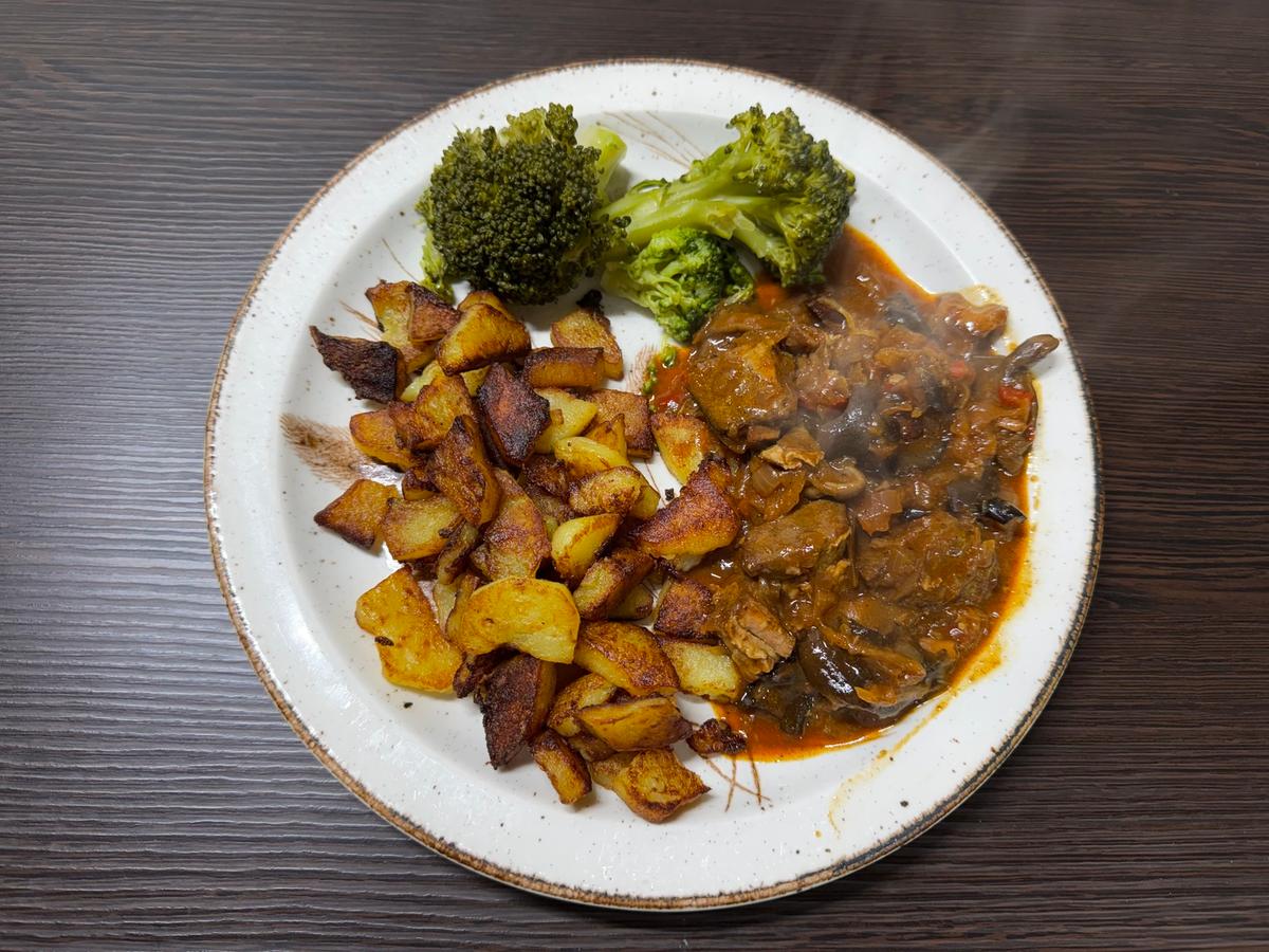 Gulasch mit Waldpilzen und Sauerkraut