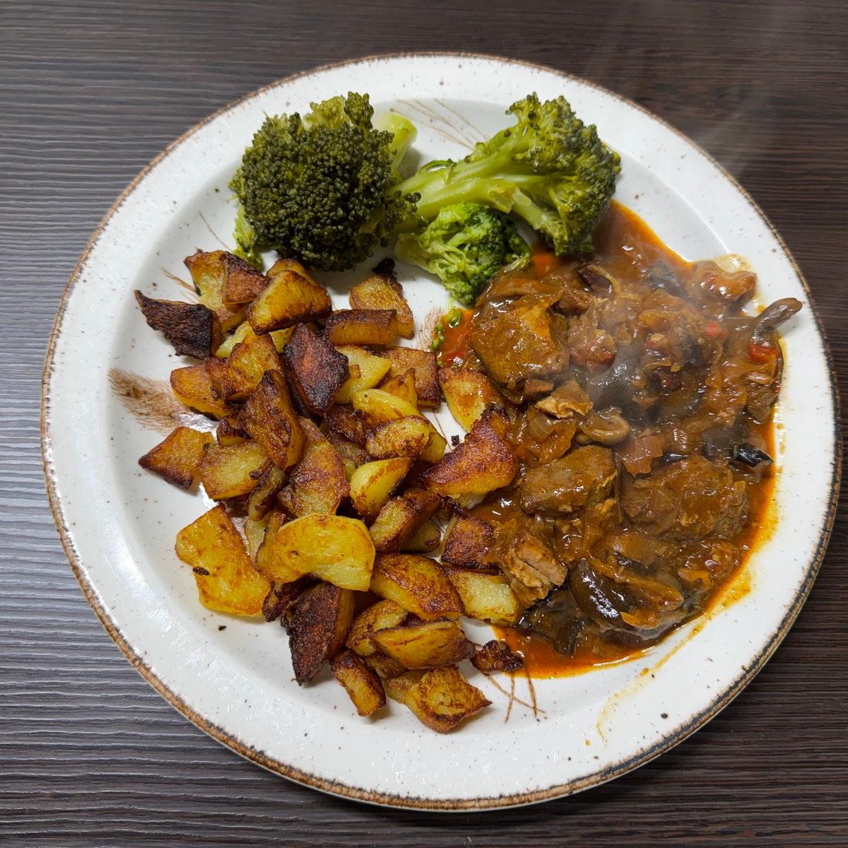 Gulasch mit Waldpilzen und Sauerkraut