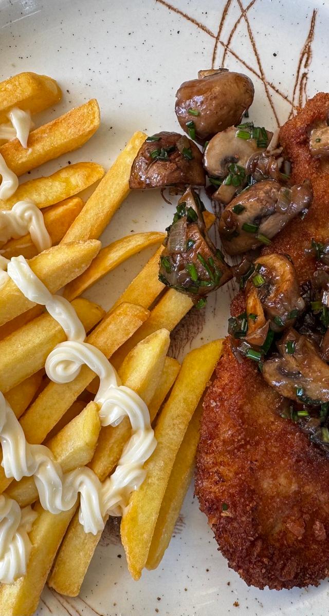 Schnitzel mit Champignons und Pommes