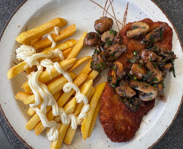 Schnitzel mit Champignons und Pommes