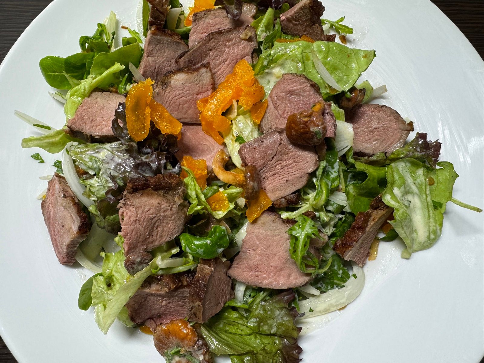Salatteller mit Entenbrust, Pfifferlingen und gebeiztem Ei