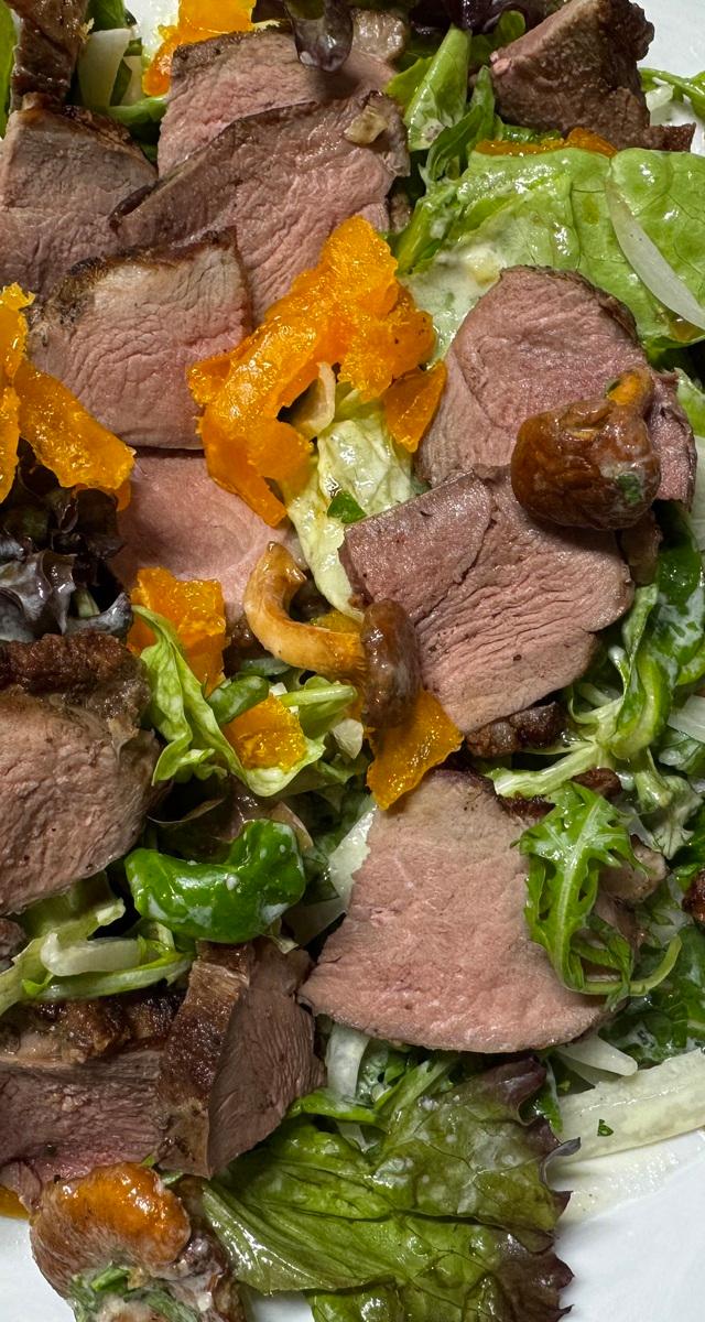 Salatteller mit Entenbrust, Pfifferlingen und gebeiztem Ei