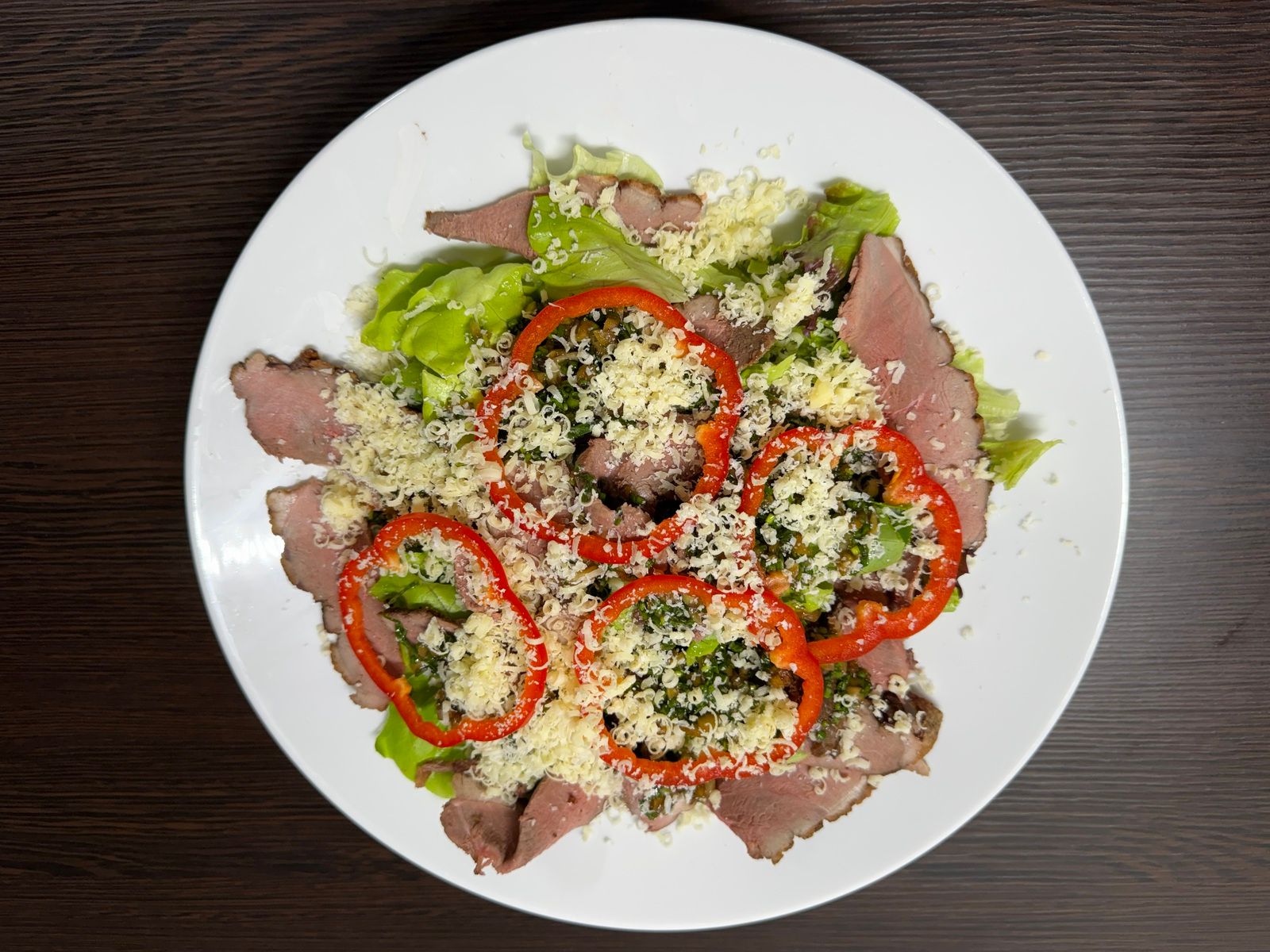 Salatteller mit Entenbrust und Maggisauce
