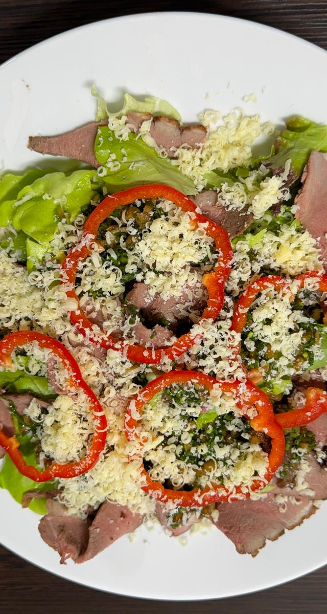 Salatteller mit Entenbrust und Maggisauce