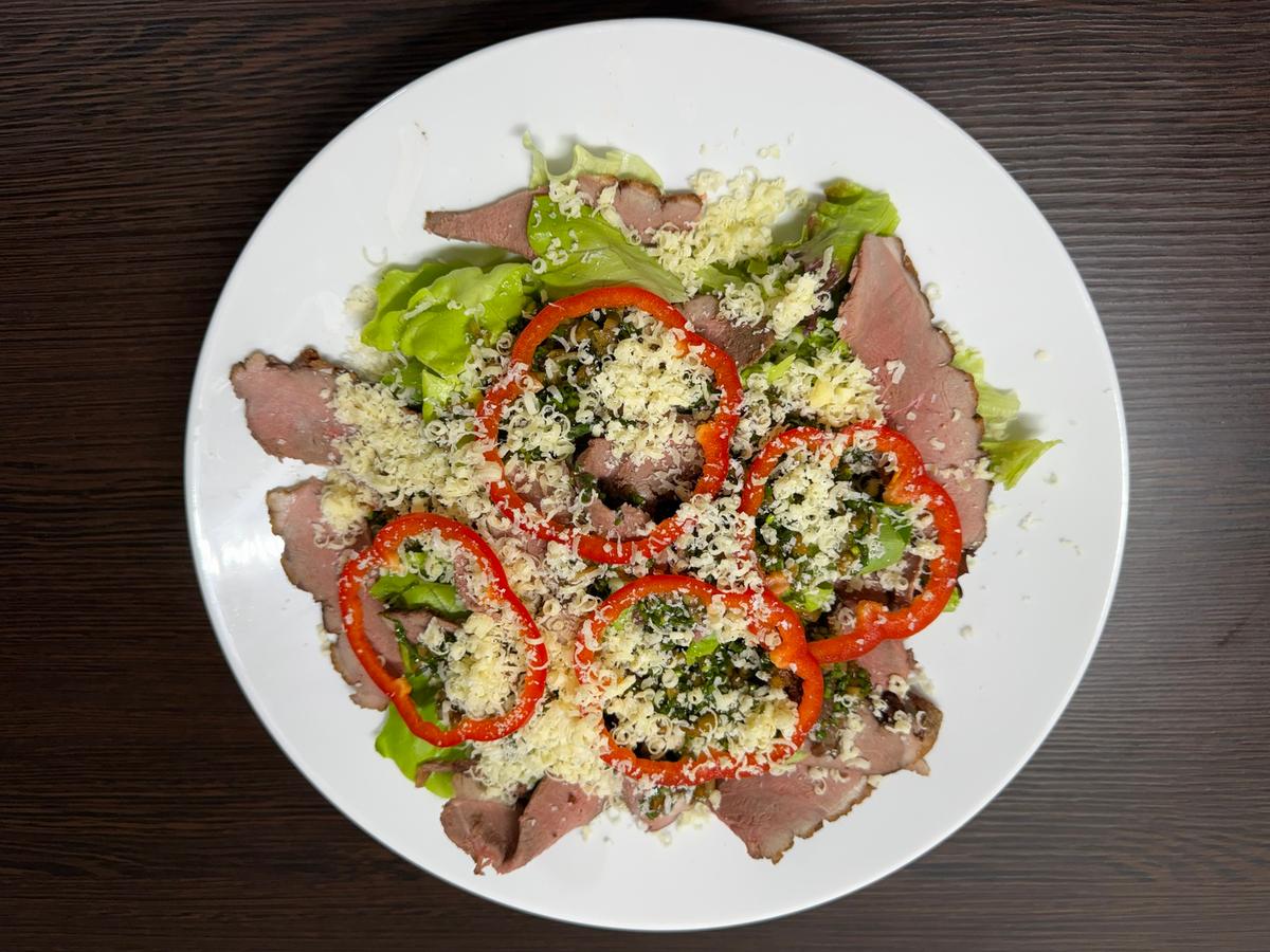 Salatteller mit Entenbrust und Maggisauce