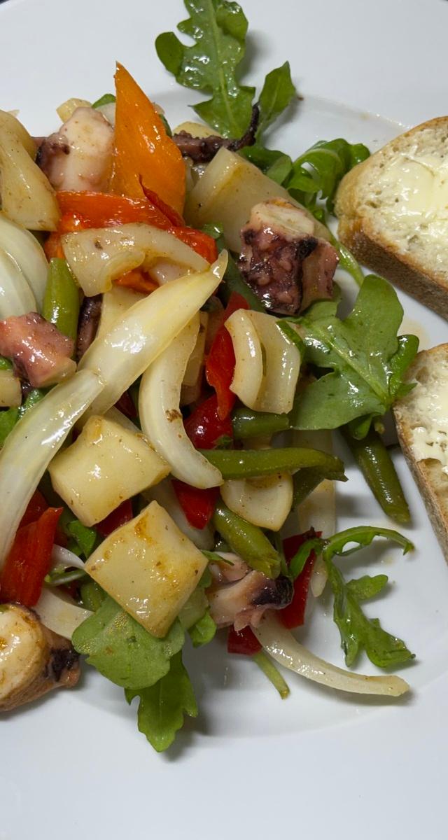 Ruccola mit gebratenem Pulpo und Tintenfischtuben