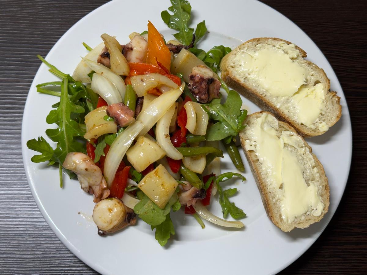 Ruccola mit gebratenem Pulpo und Tintenfischtuben