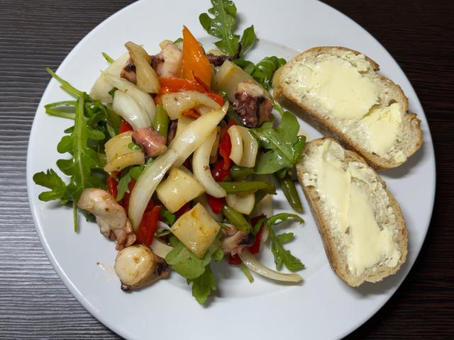 Ruccola mit gebratenem Pulpo und Tintenfischtuben