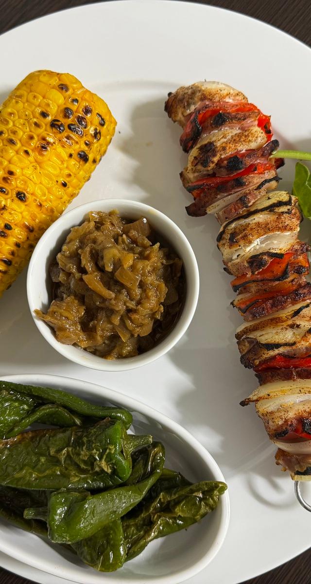 Gegrillter Hähnchenspieß mit Maiskolben und Auberginenmus