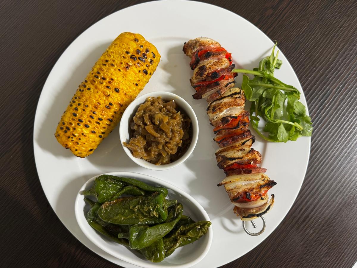 Gegrillter Hähnchenspieß mit Maiskolben und Auberginenmus