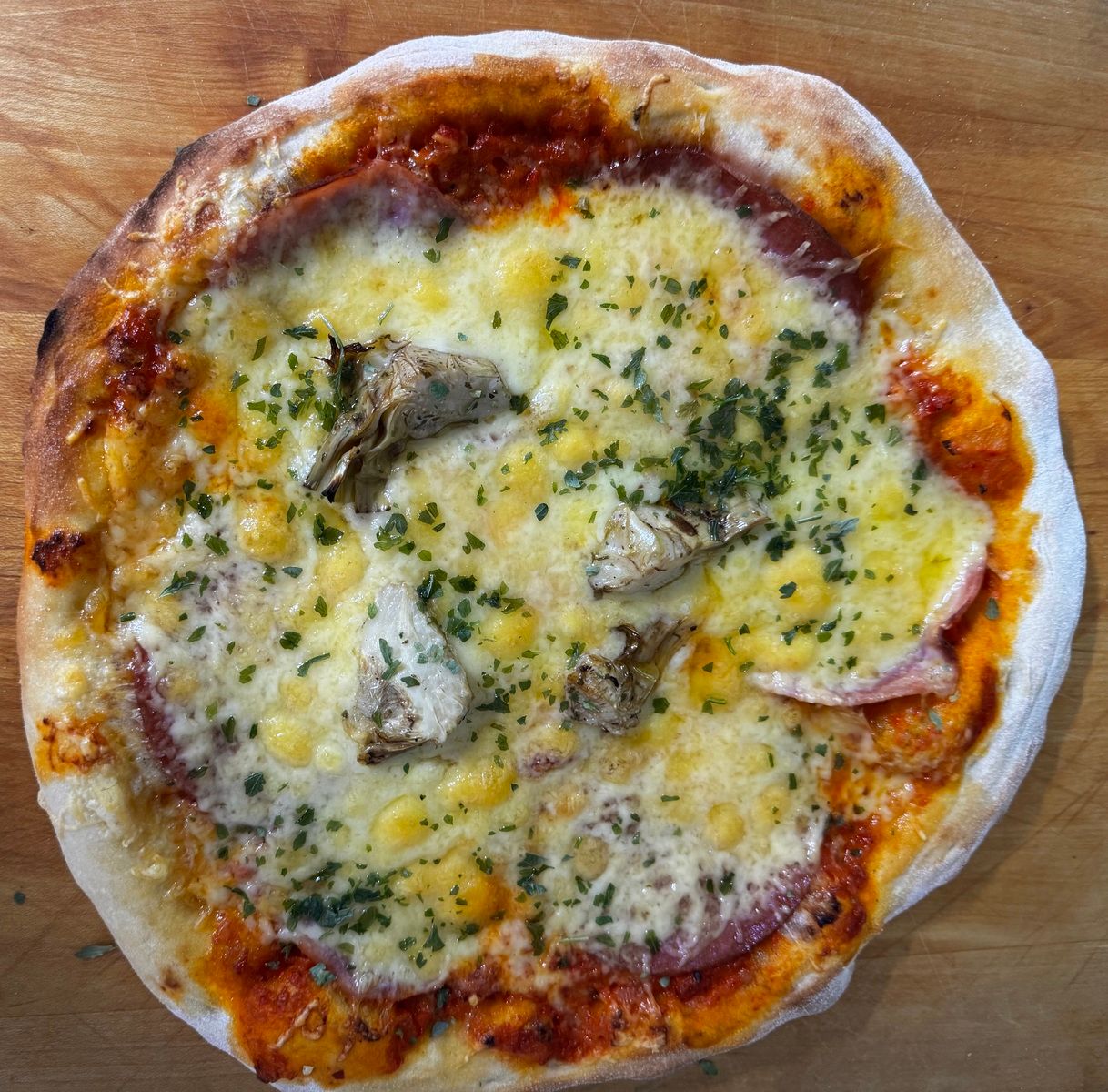 Pizza mit Paprikasahnesauce