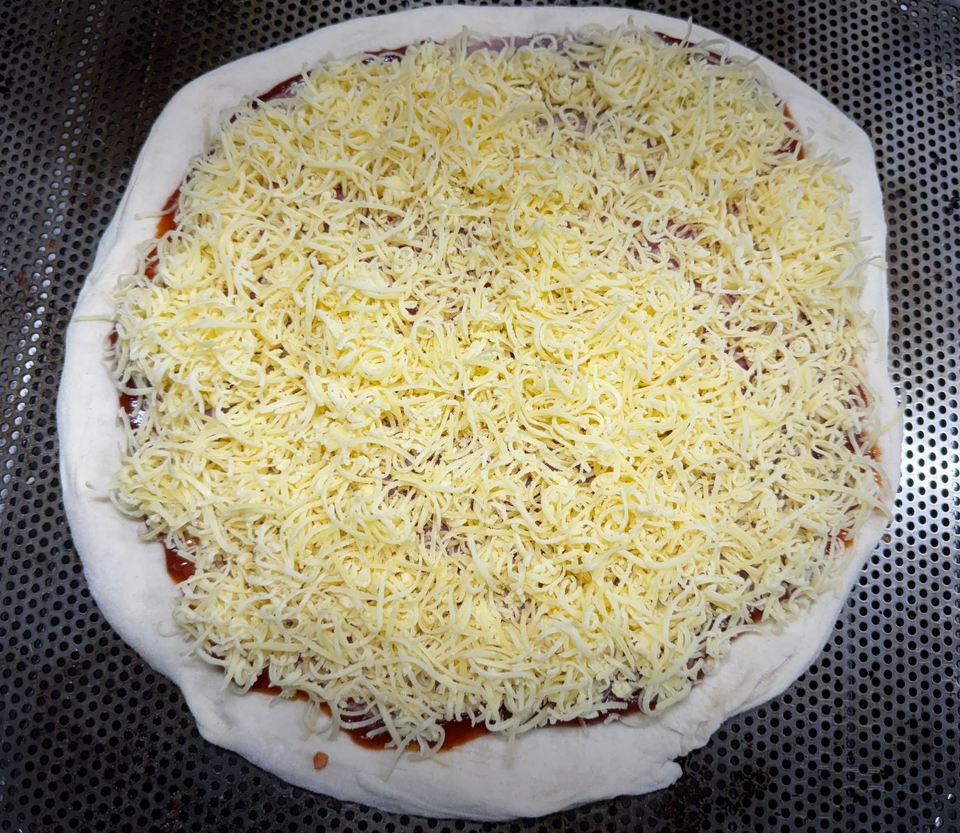 Pizza mit Paprikasahnesauce 3