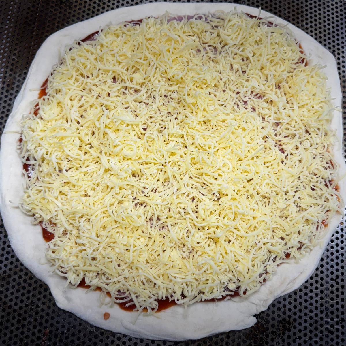 Pizza mit Paprikasahnesauce 3