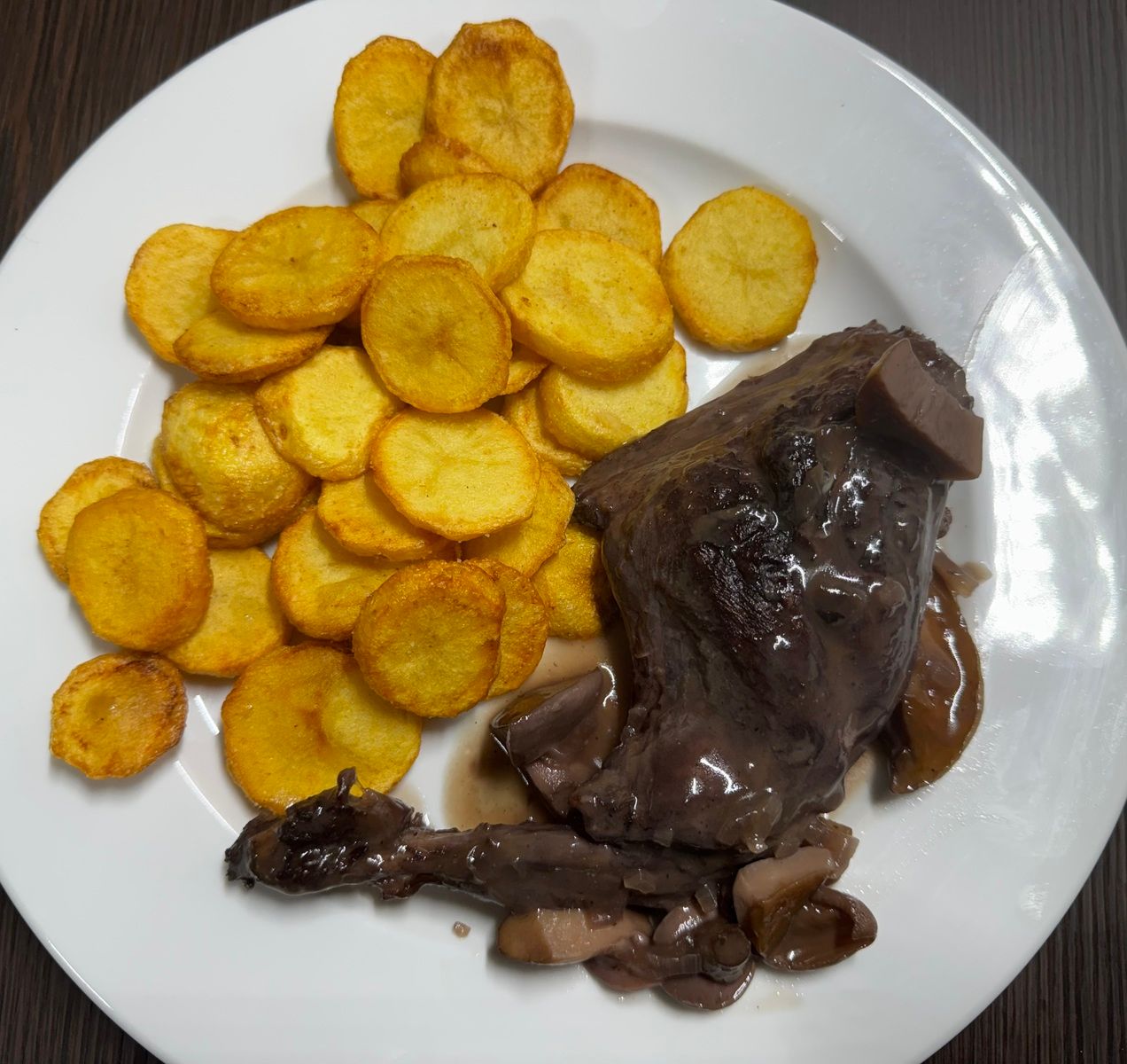 Kaninchenkeulen in Rotweinsauce mit Bratkartoffeln